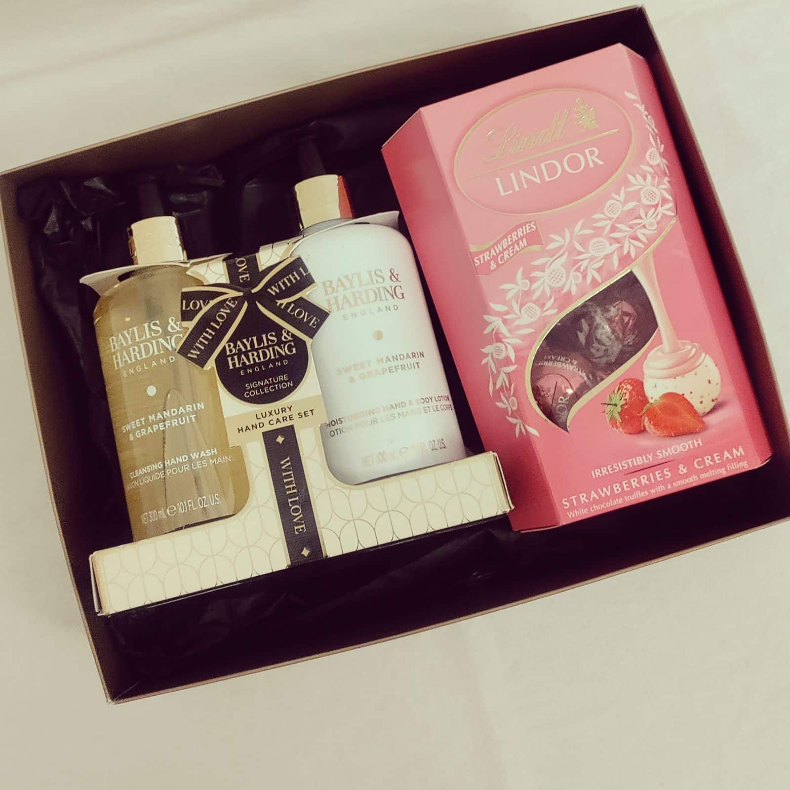 Luxury Strawberries & Cream Pamper Hamper
